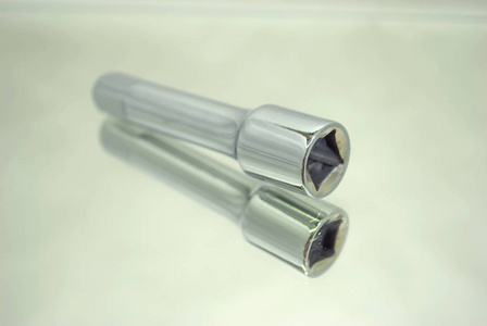 政治画工具套筒扳手 符号背后的权力与秩序隐喻